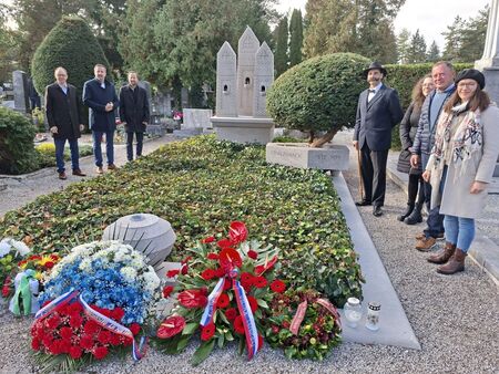 3_Z leve-Dir. OU Vrhnika B. Koprivc, župan Ob. Vrhnika D. Cukjati , župan OIB dr. G. Kovačič, v vlogi Ivana Cankarja Damjan Debevec, A. R. Kravanja OIB,, predstavnik JP Žale D. Kokalj in K. Jaketič, Črnomelj